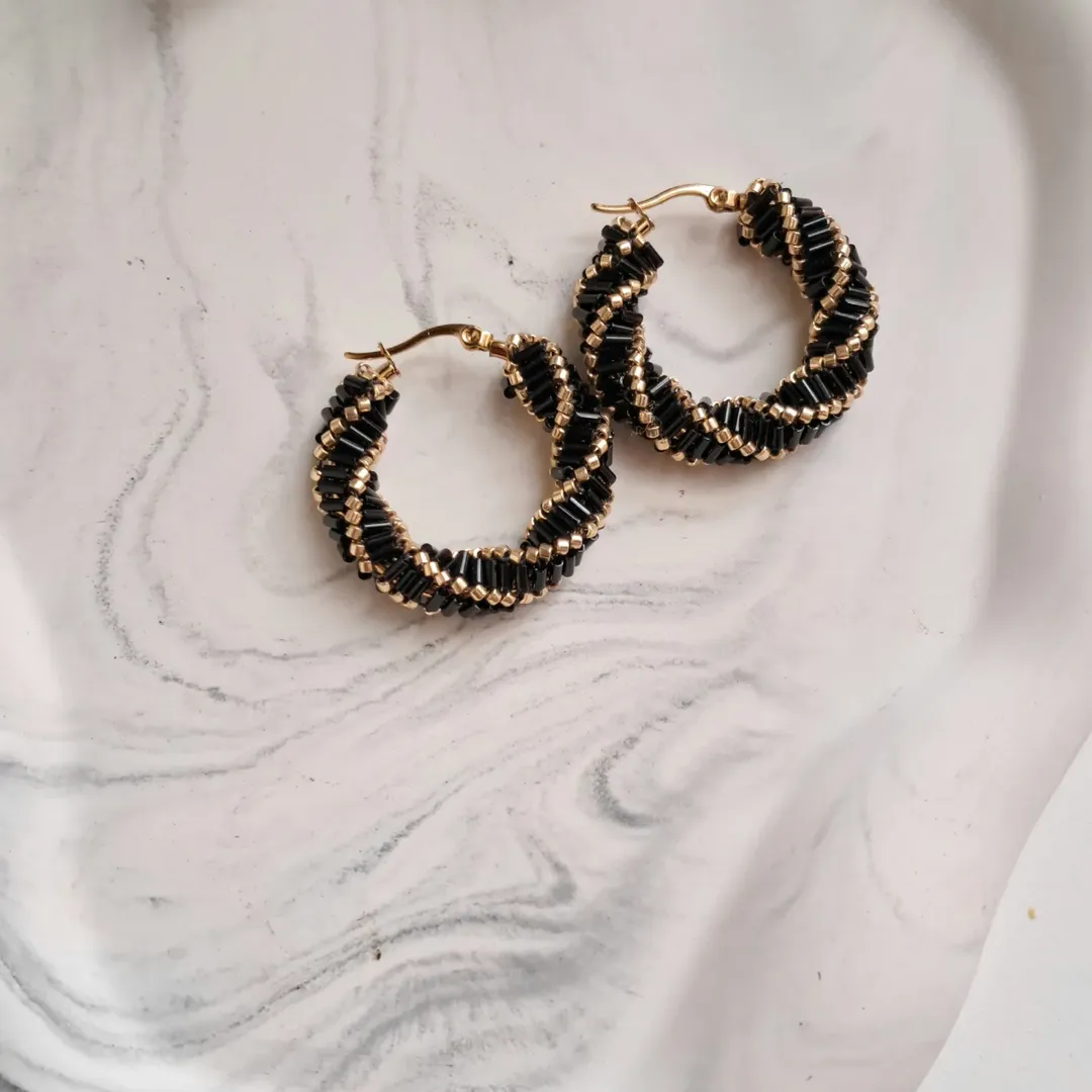 گوشواره مشکی منجوق بافی